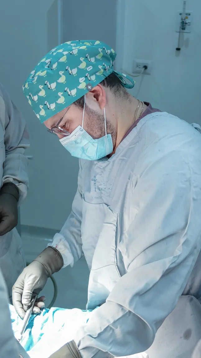 El Dr. González Tovar operando en quirófano.